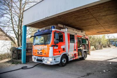 Esslingen-Sulzgries: Zuendelnde Personen verursachen Feuer am Kindergarten - Passant kann Flammen rechtzeitig eindaemmen